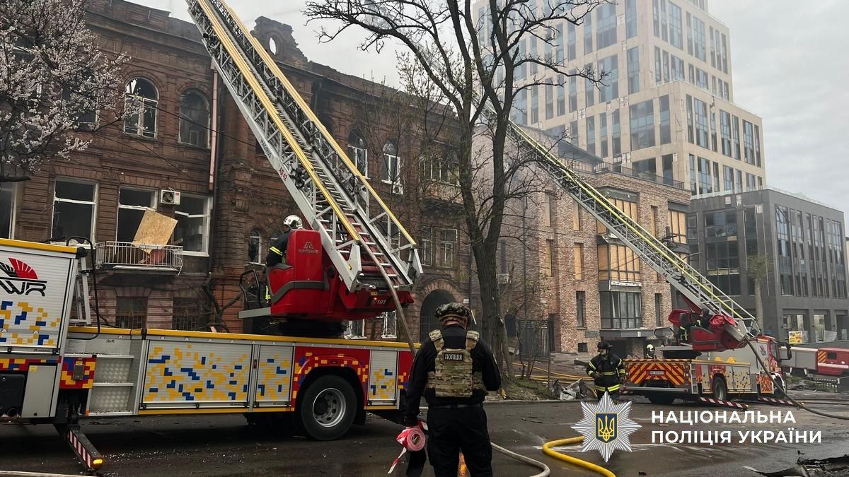 Погибли две женщины: в полиции показали фото из мест ночных ударов в Днепре