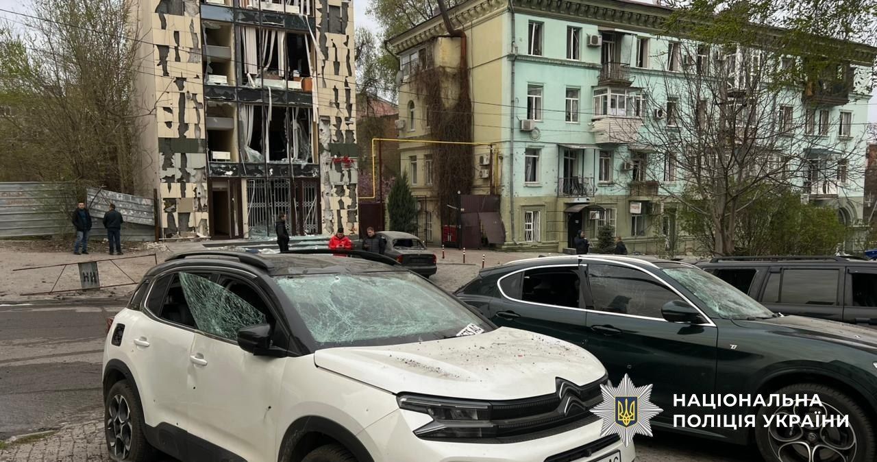 Погибли две женщины: в полиции показали фото из мест ночных ударов в Днепре