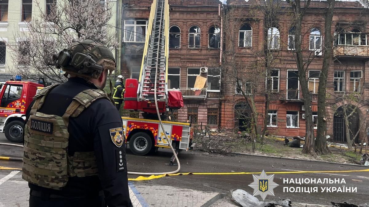 Погибли две женщины: в полиции показали фото из мест ночных ударов в Днепре