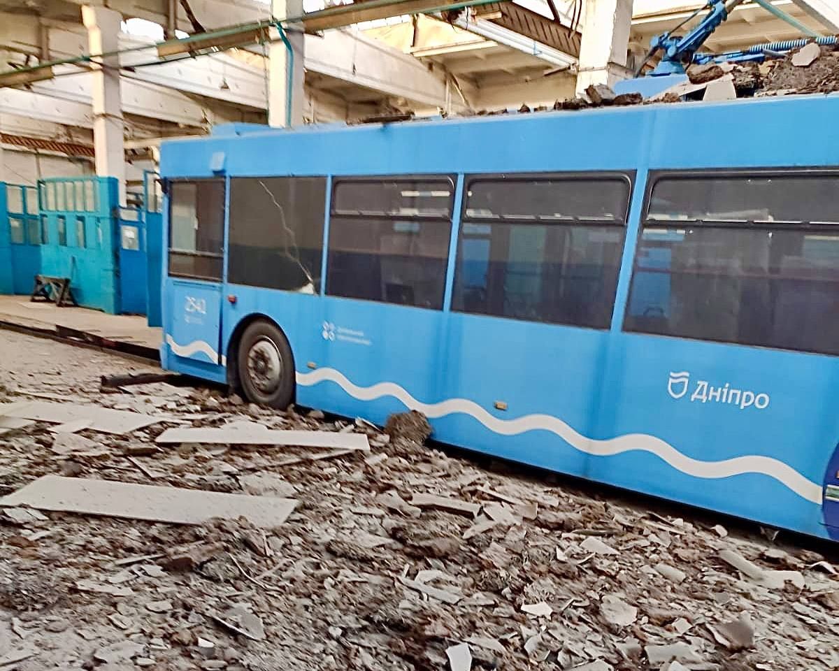 Поврежденный троллейбус