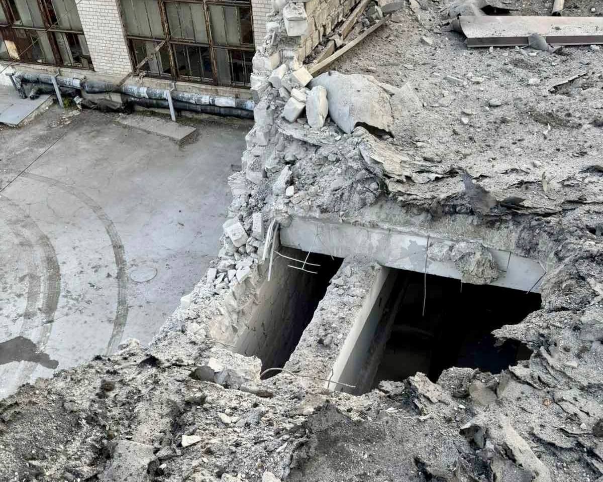 Поврежденный троллейбус