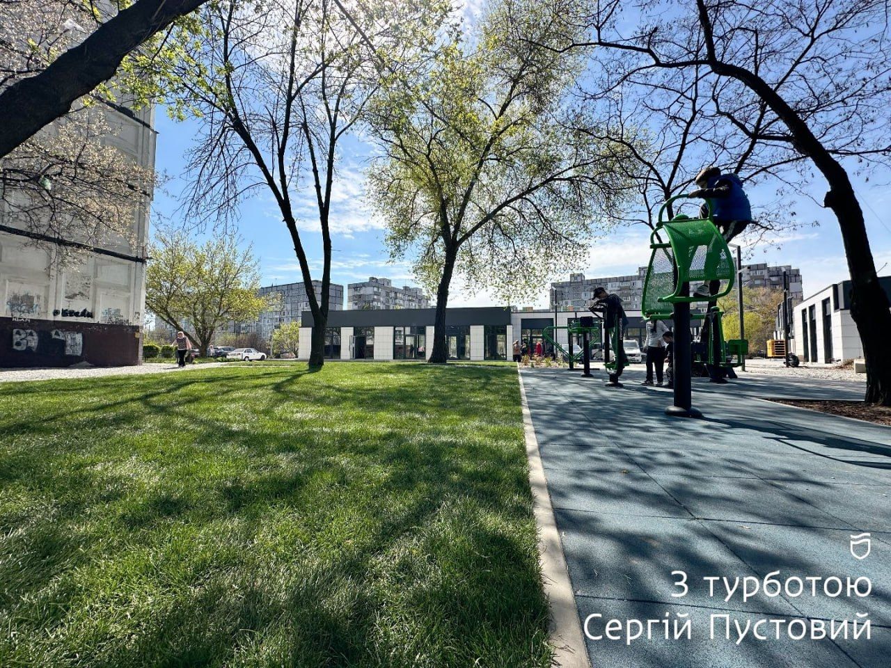 Теперь территория у домов выглядит более опрятно.