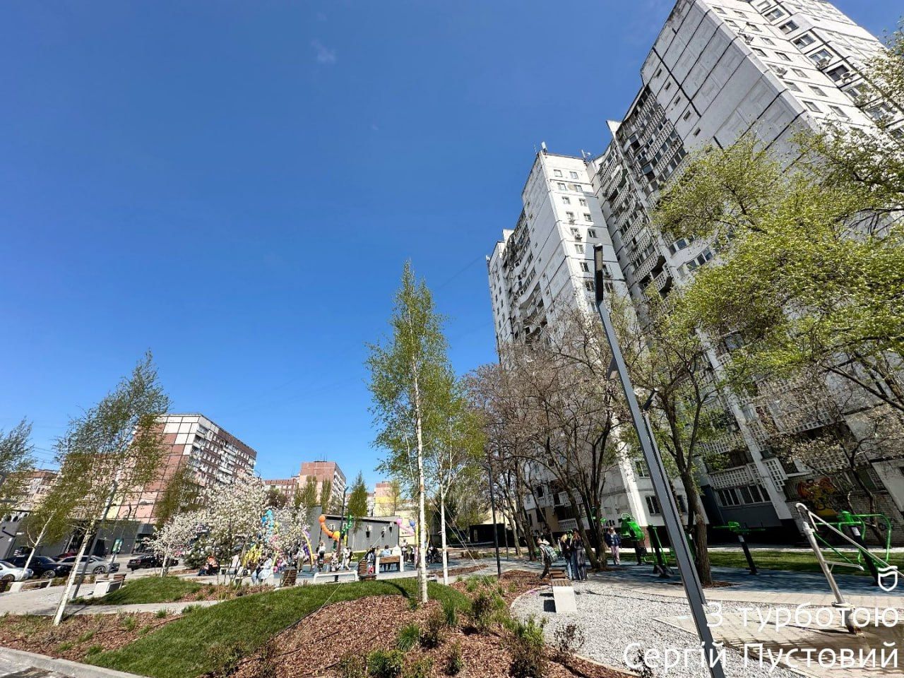 Зеленую зону обустроили у многоэтажек