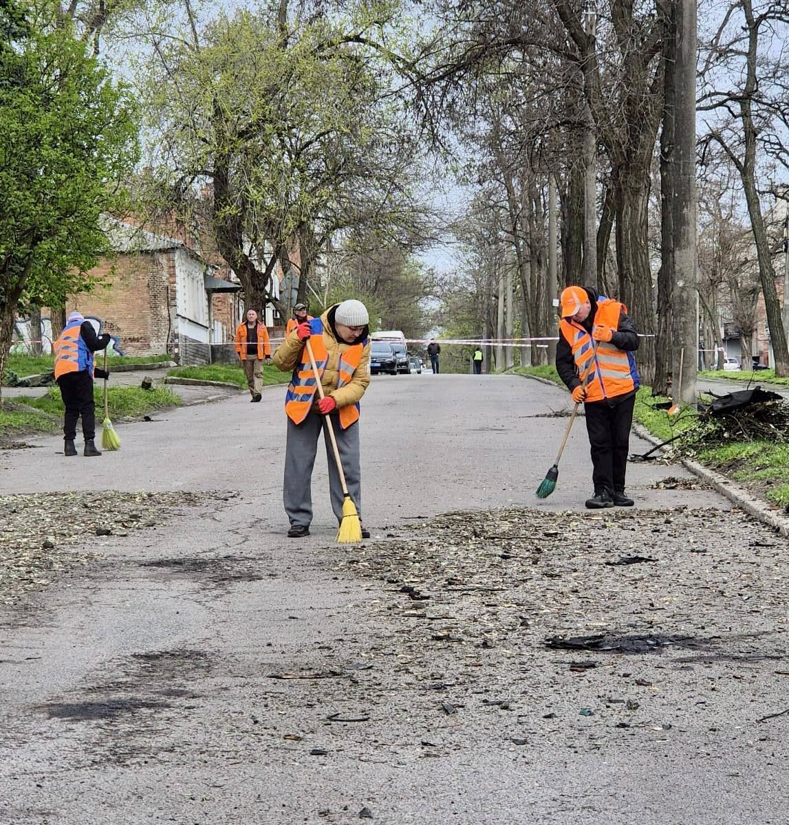 Комунальники прибирають вулиці від скла