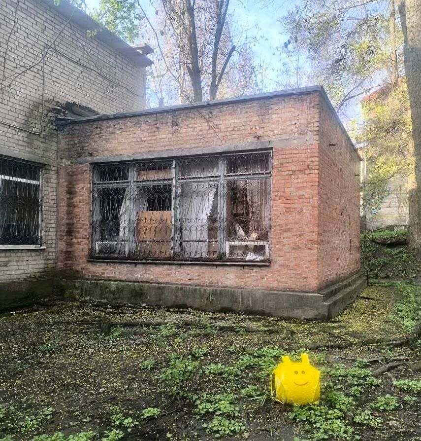 Постраждали будівлі на території навчальних закладів