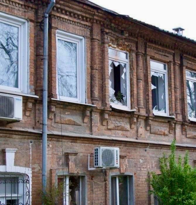 Пошкоджений двоповерховий будинок 