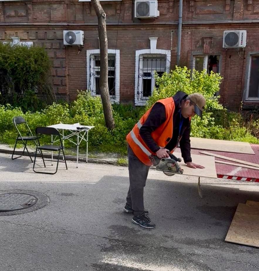 Комунальники допомагають закривати вікна фанерою