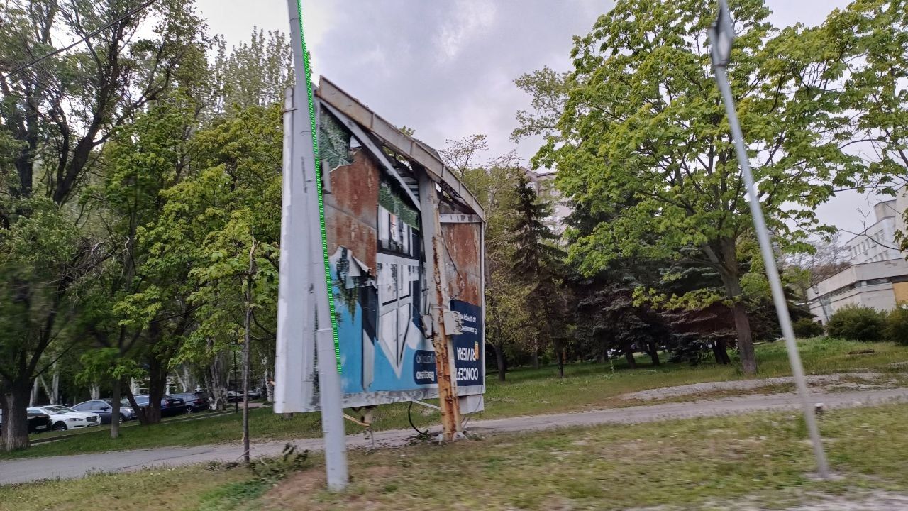 Білборд переламався навпіл