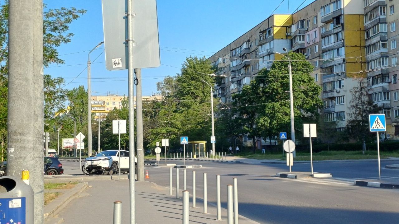 Изуродованные автомобили стоят на тротуаре