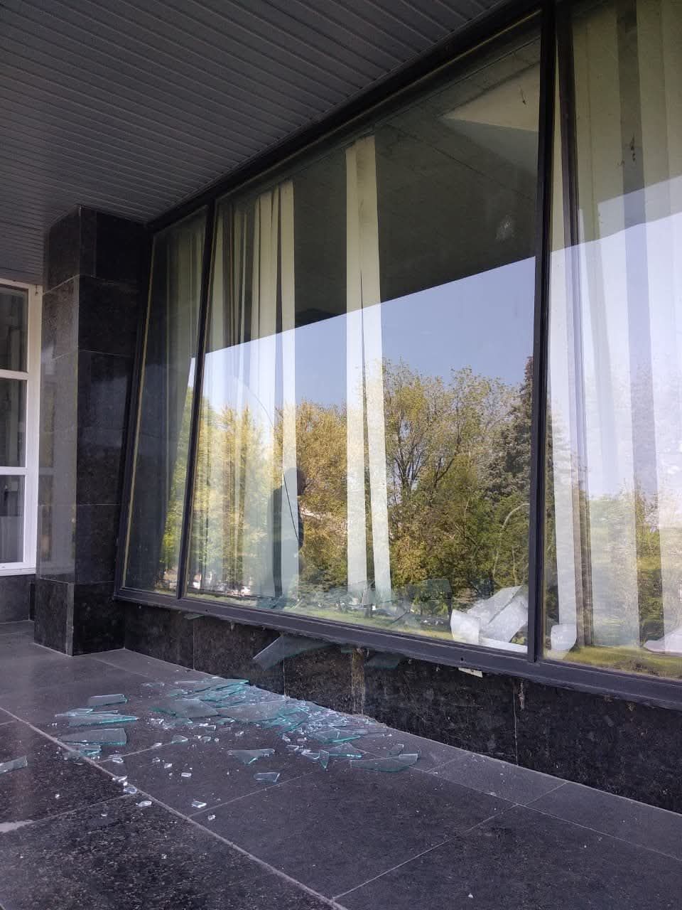 Выбитое окно в театре
