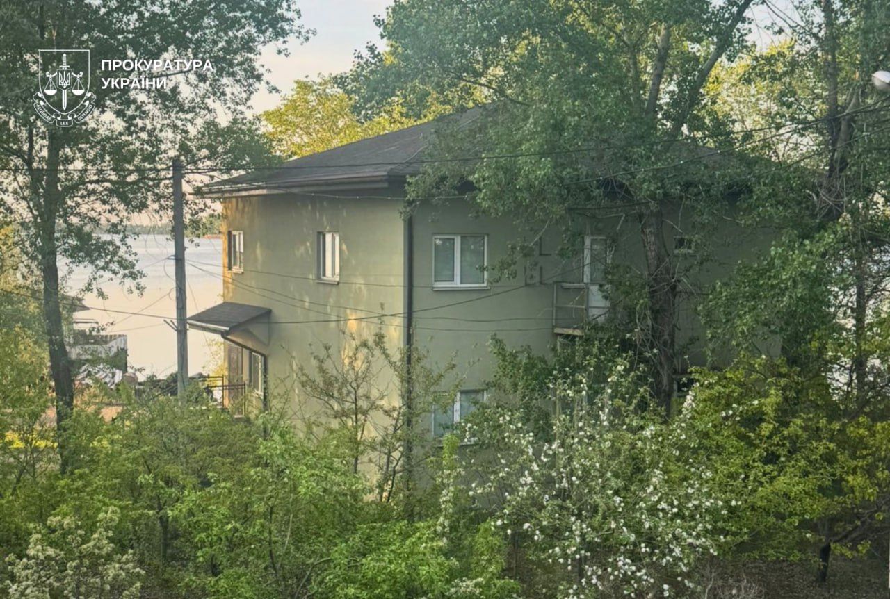 Будинок на березі Дніпра