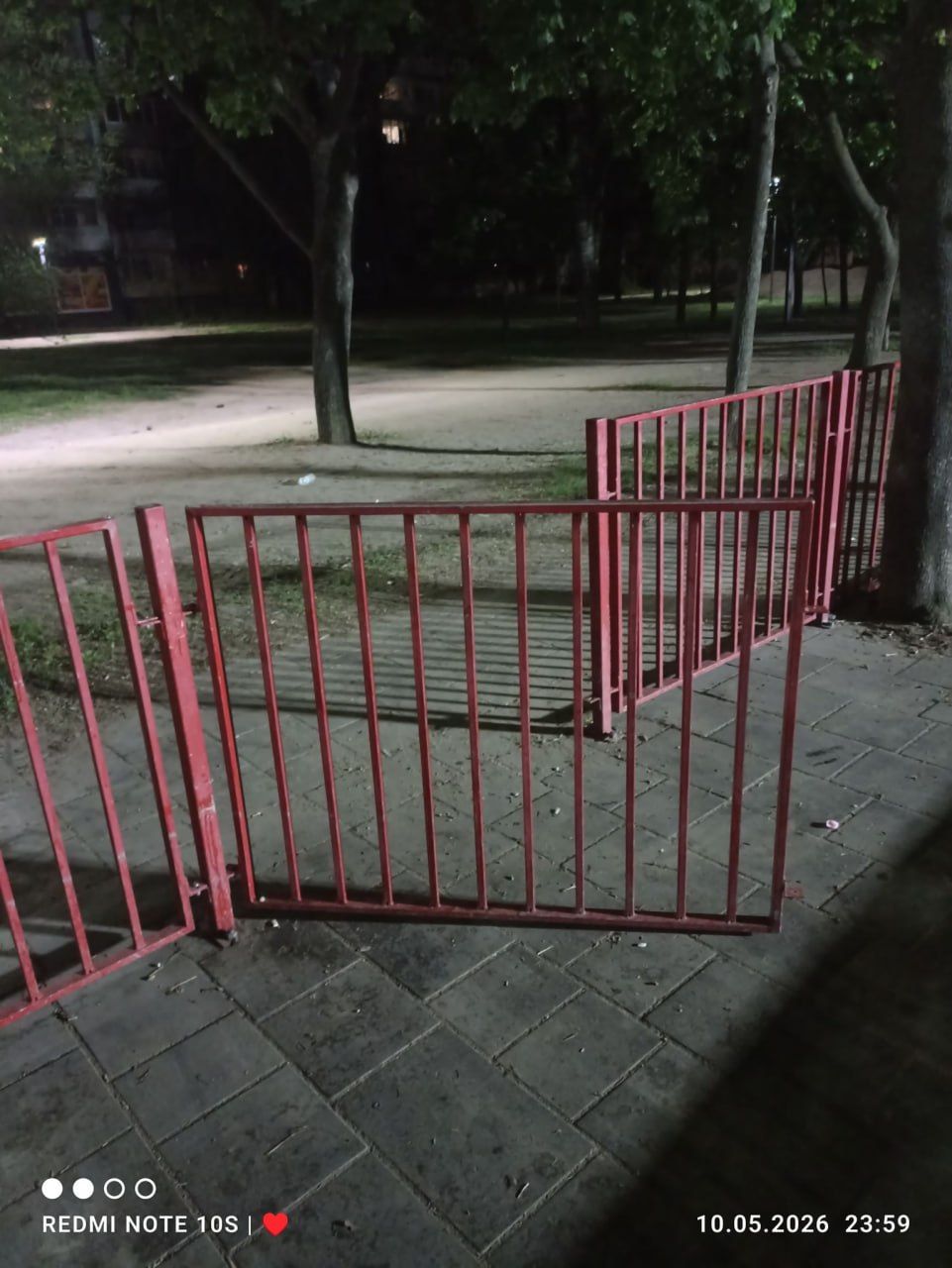 Ограждение, которое выломали
