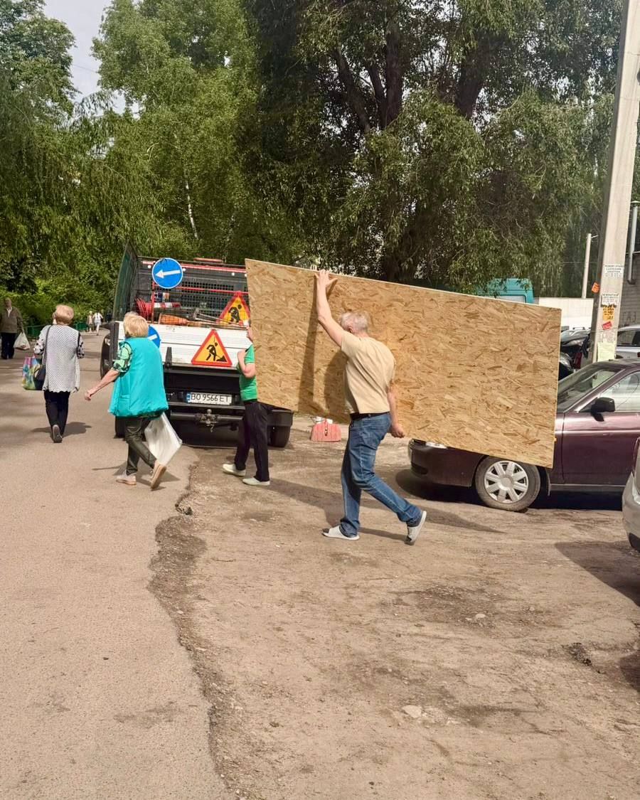 Людям роздають матеріали, аби забити вікна