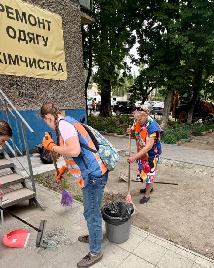 Комунальники збирають уламки скла