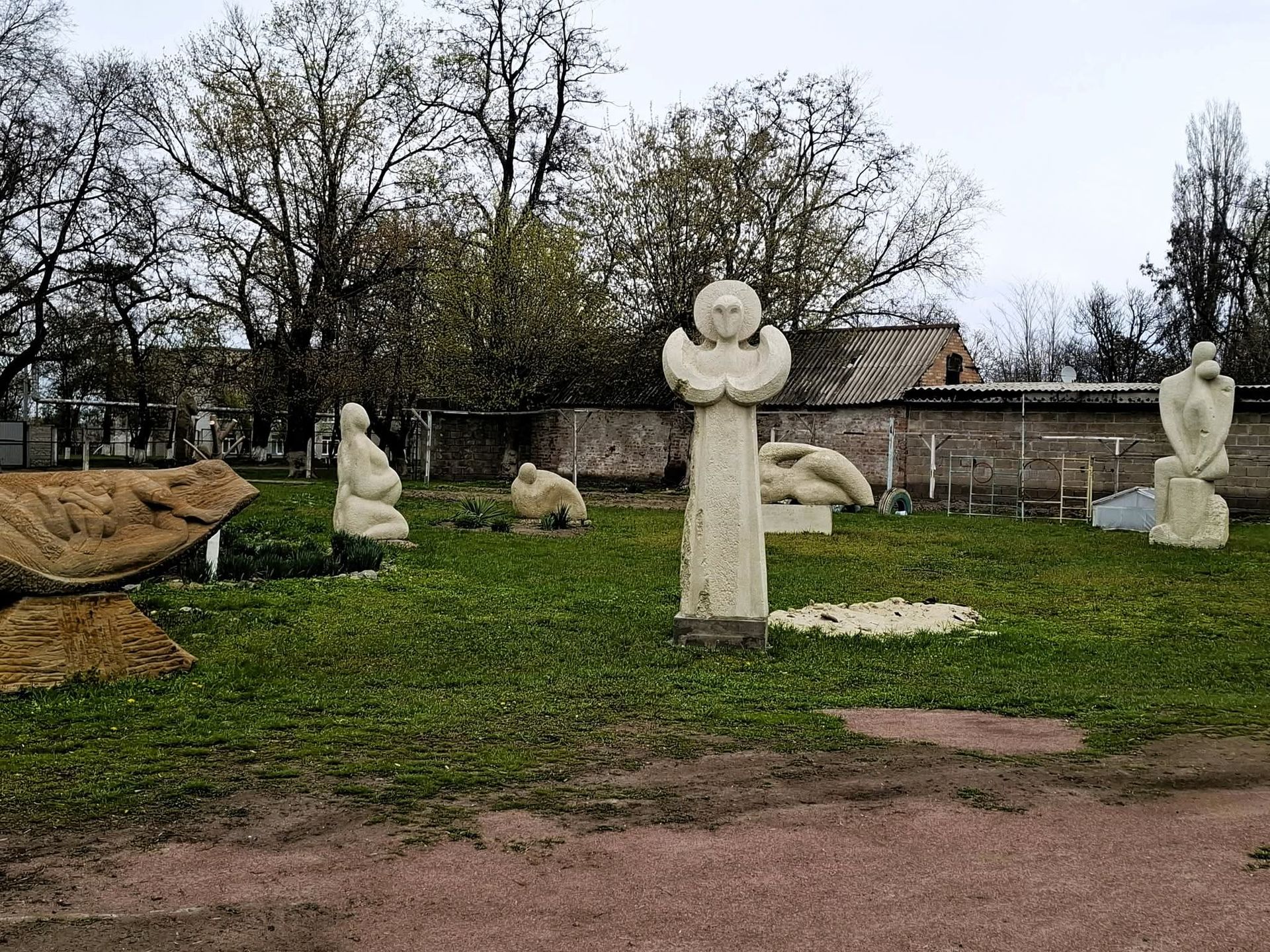 FB_IMG_1779953565820 Скульптури на території парку