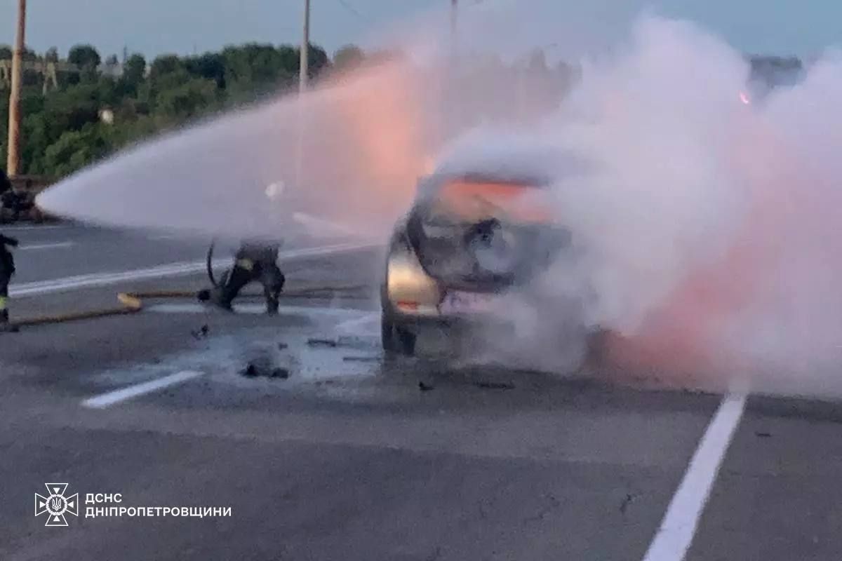На Південному мосту в Дніпрі палала автівка