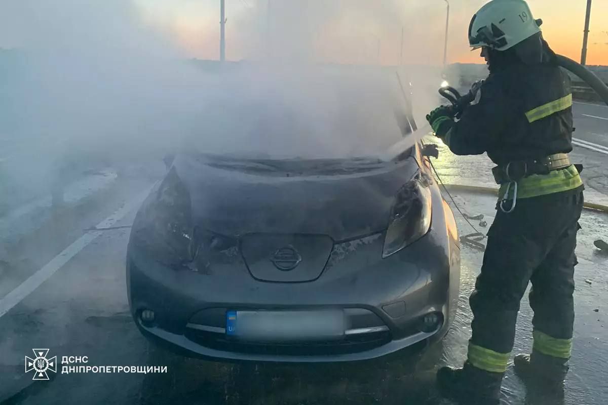 На Південному мосту в Дніпрі палала автівка