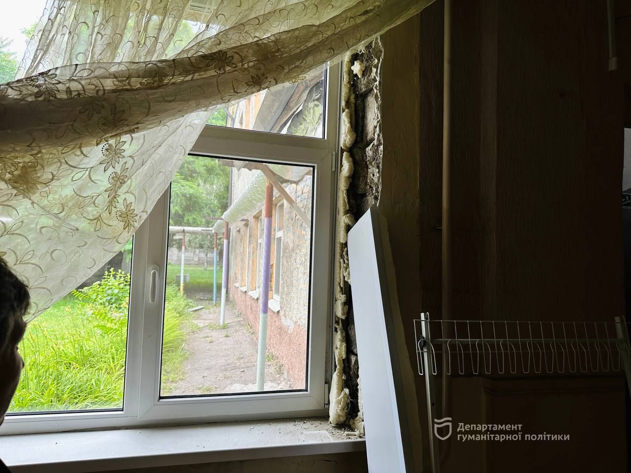 Винесло рами вікна