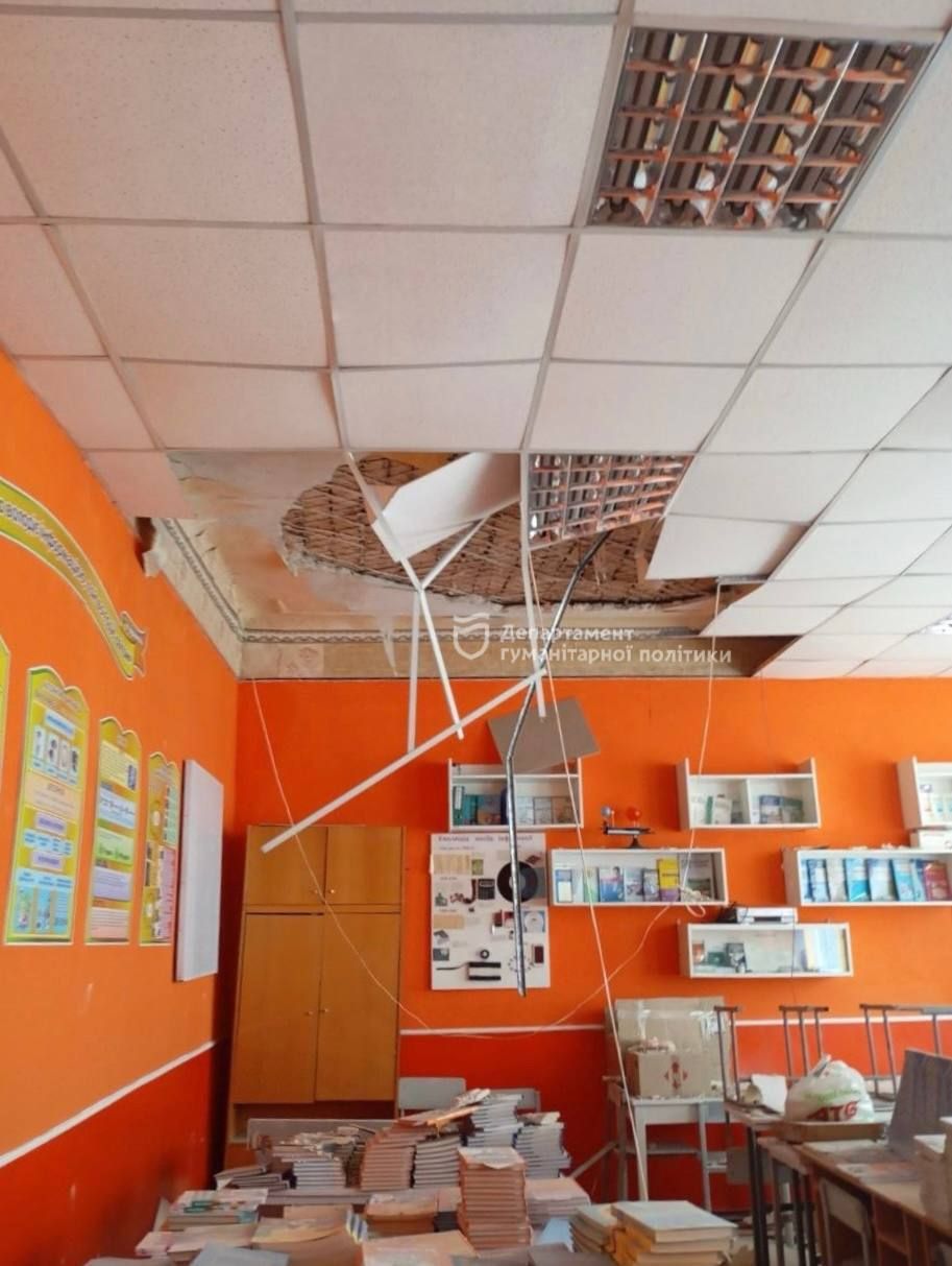 У кабінетах попадала стеля