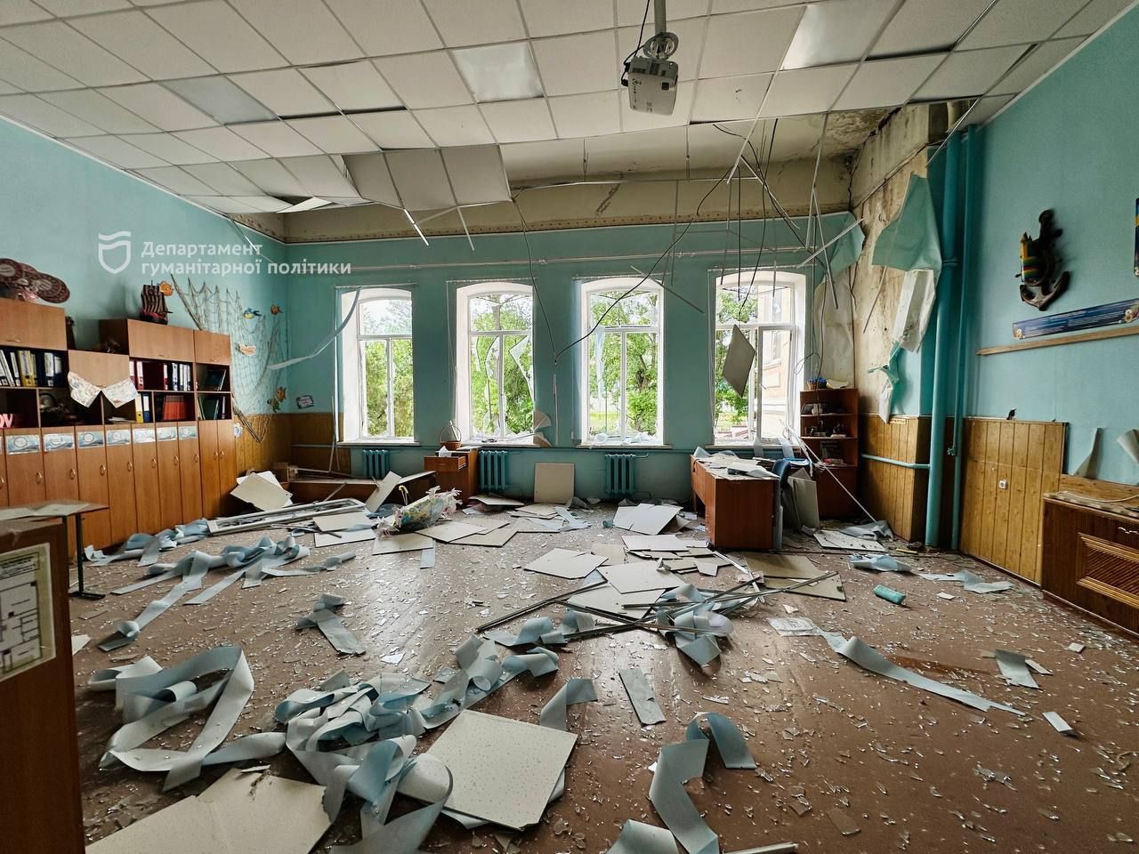 У кабінетах вибуховою хвилею разом з вікнами позривало жалюзі