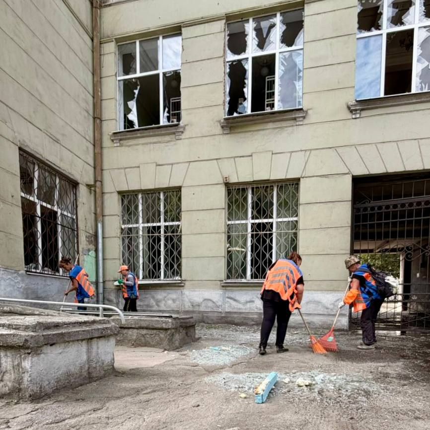 Комунальники прибирають сміття