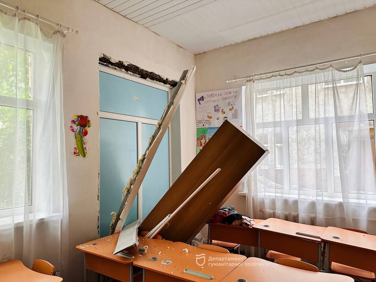 У кабінетах попадали меблі