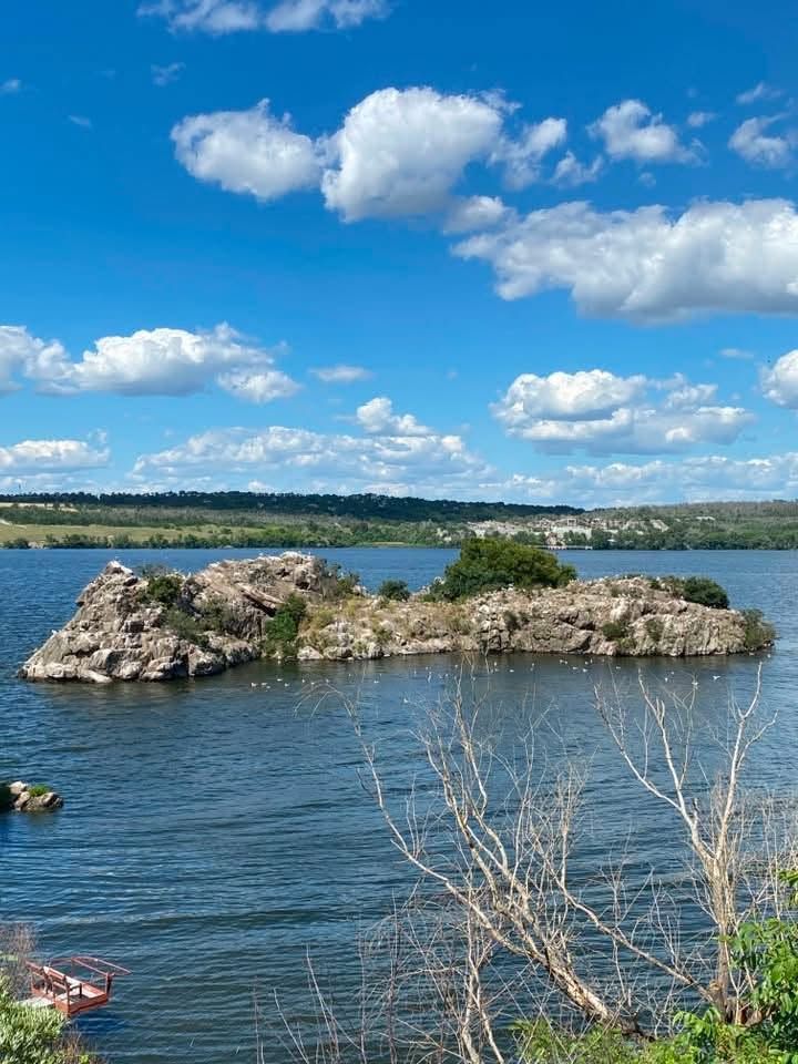 Скеляний острів розташований посеред річки