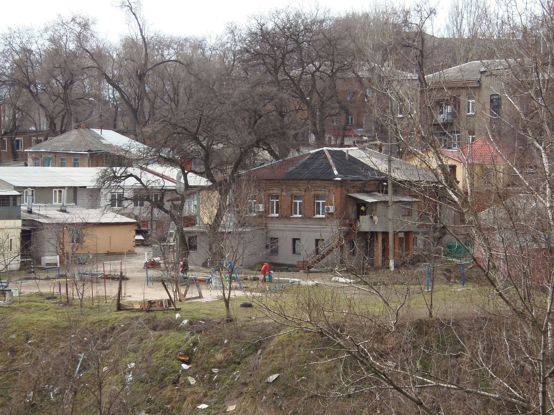 Детская площадка на краю Красноповстанской (ныне Долгой) балки, март 2013 года.