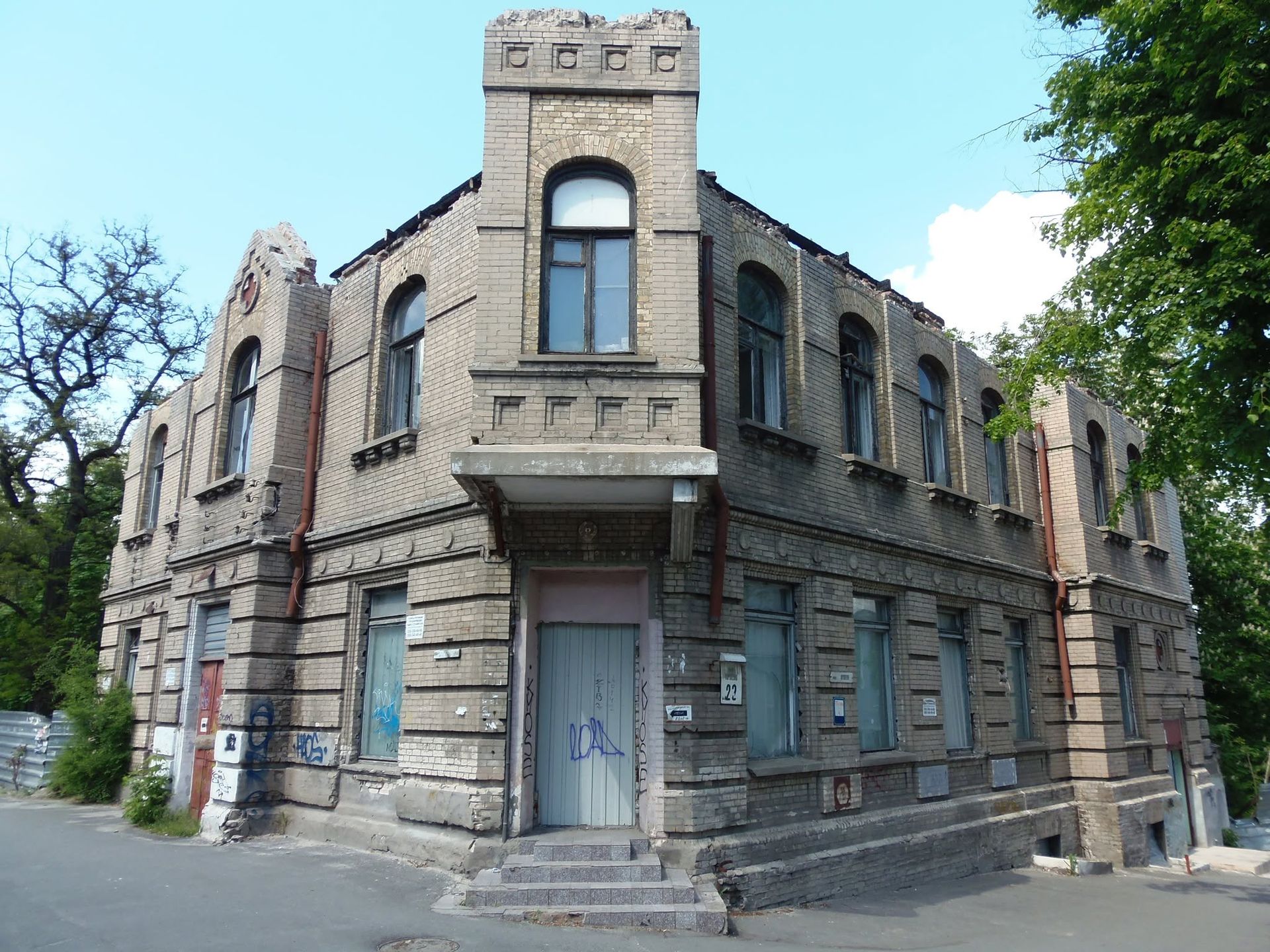 Одно из зданий бывшей больницы Красного Креста, май 2014 года. Улица Короленко, угол улицы Щорса (ныне Святослава Храброго). Аптека, где Борис Филатов построил свои элитные новостройки вместе с Геннадием Корбаном. Две эпохи, два губернатора: один во время чумы отдавал свои доходные дома под больницы, другой забирает больницы под свои...