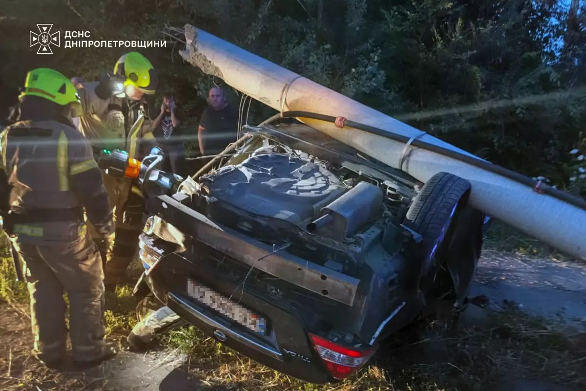 Водія та постраждалого пасажира госпіталізували. Фото: ДСНС