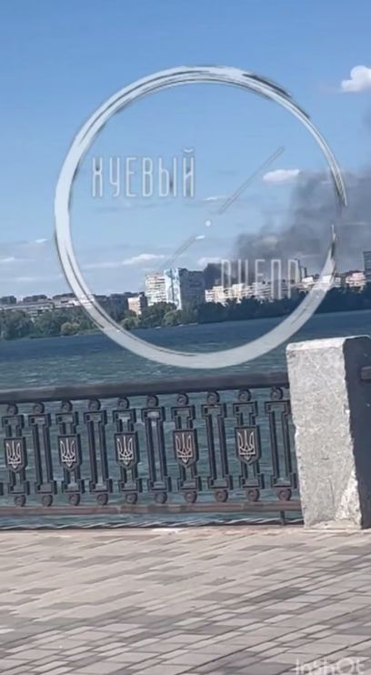 Пожежу видно з протилежного берега
