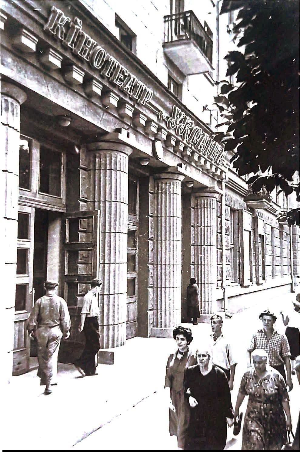 Вхід до кінотеатру