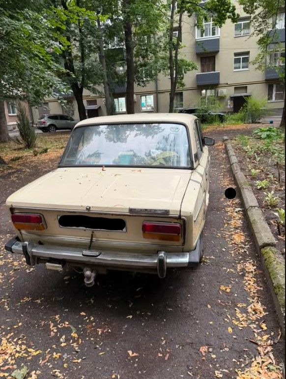 Машина, яка стоїть посеред двору