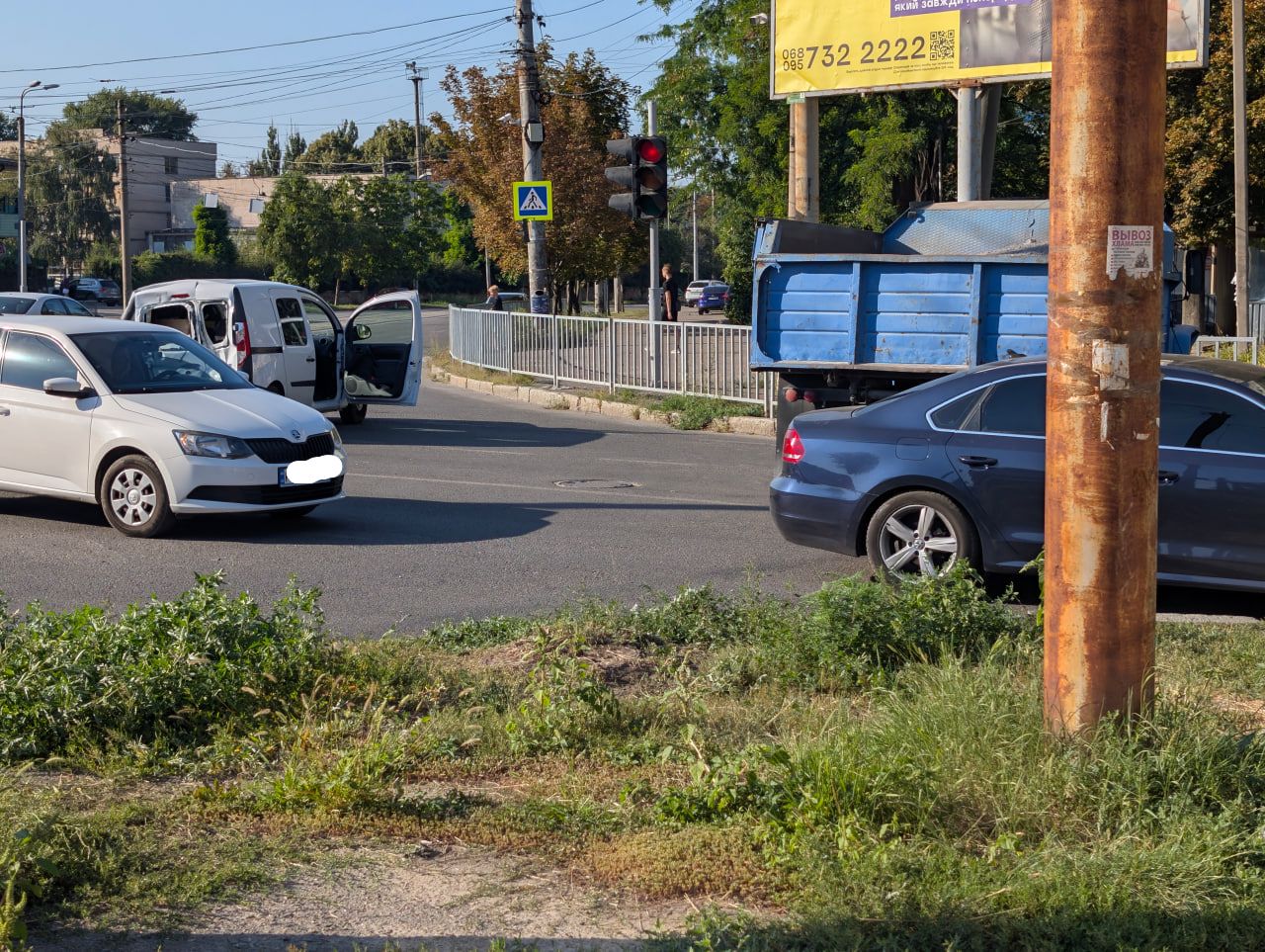 Автівки отримали пошкодження
