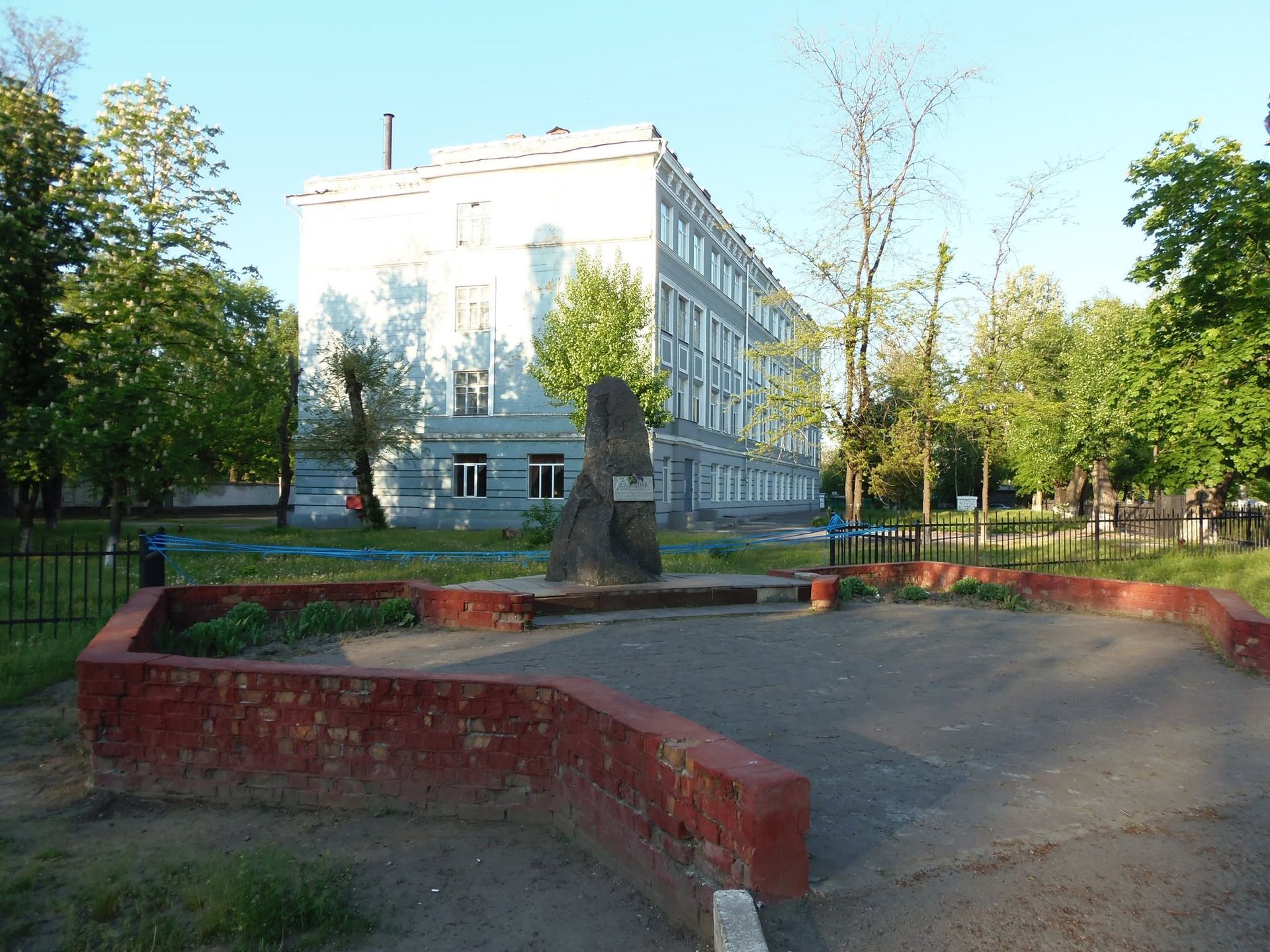 774088275_2584885008581515_664198334298738782_n Пам’ятний знак героям Кайдацького підпілля 1941–1943 років на тлі середньої школи №88, травень 2014 року.