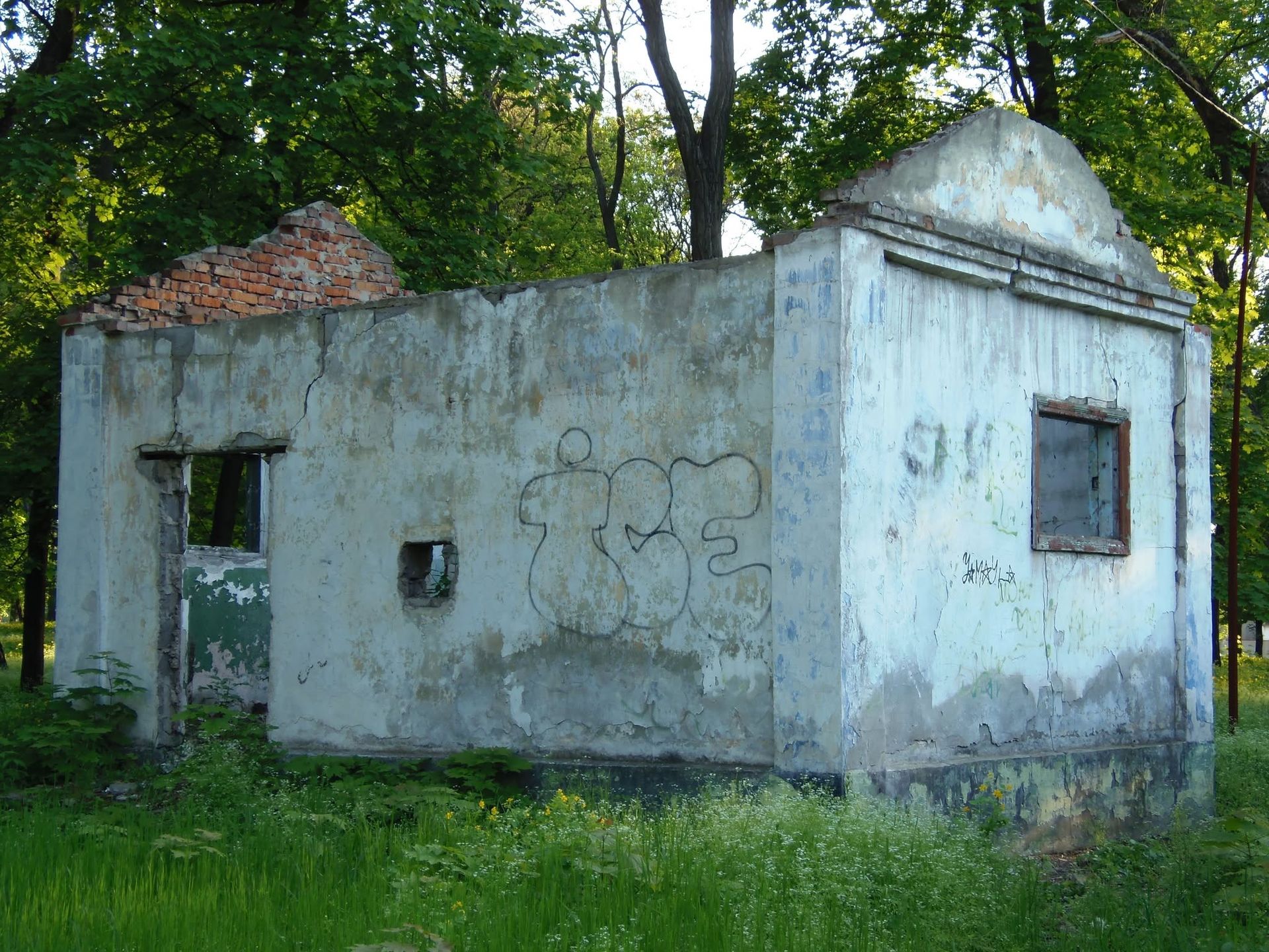 774287700_2584885468581469_7036440770469211380_n Руїни в парку Леніна (нині — Новокодацький парк), травень 2014 року.