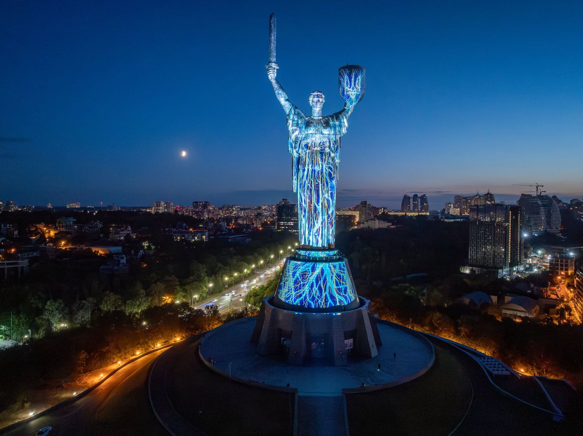 Митець із Дніпра створив світлове шоу на Батьківщині-Матері