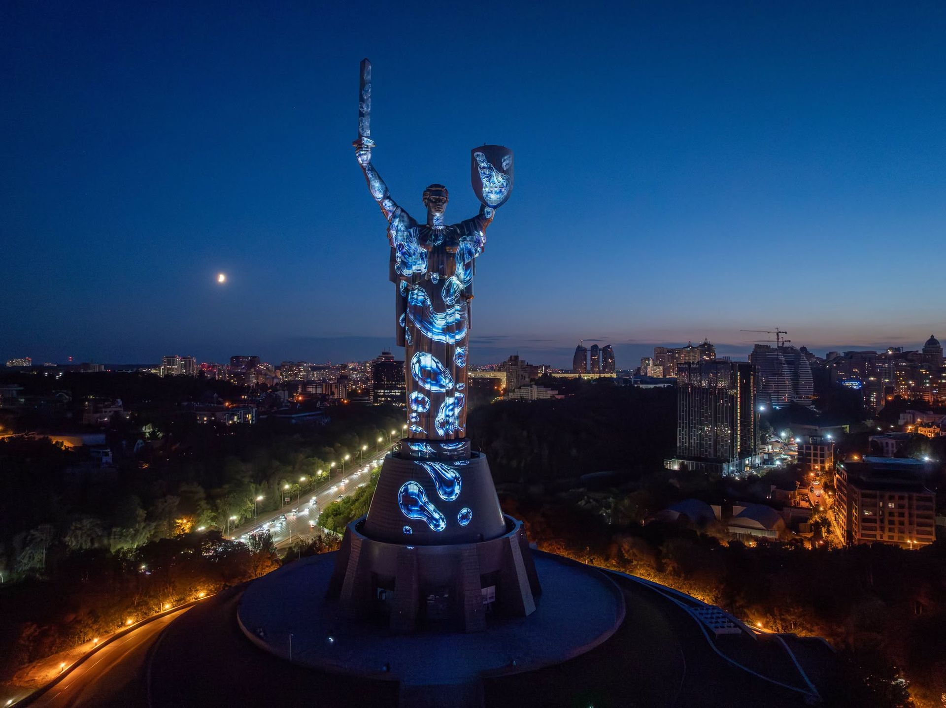 Монумент підсвітили до Дня Незалежності
