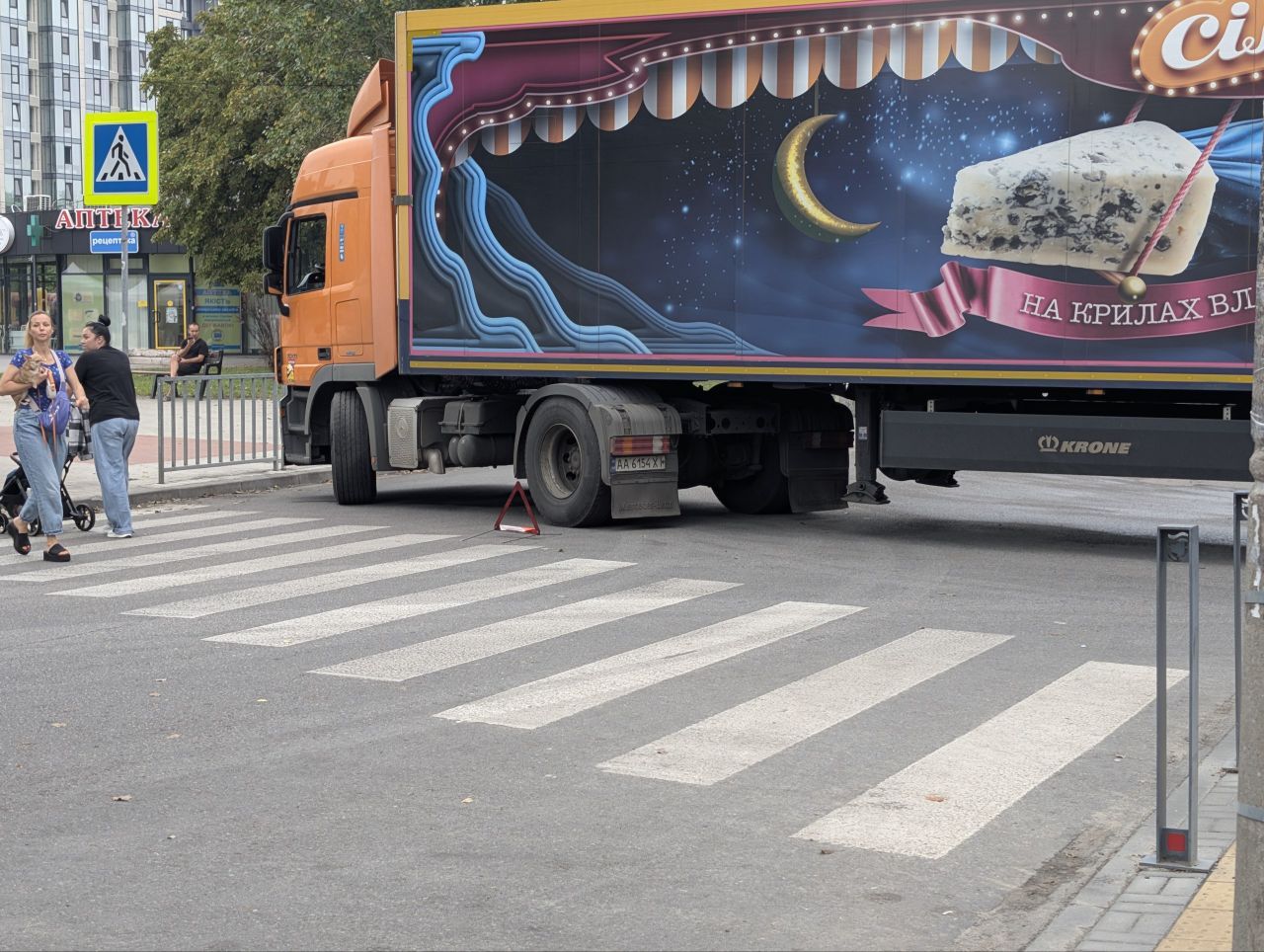 Фура застрягла посеред дороги