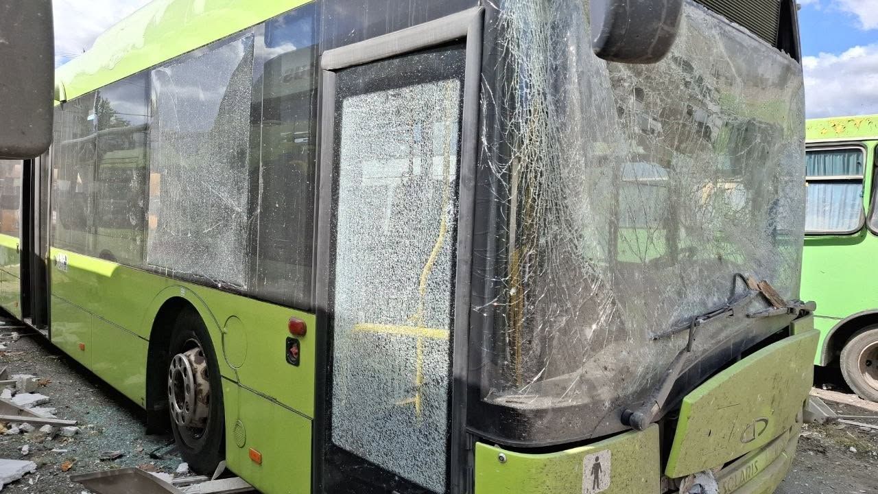 У Дніпрі майже повністю зруйновано будівлю АТП: пошкоджено 71 транспортний засіб