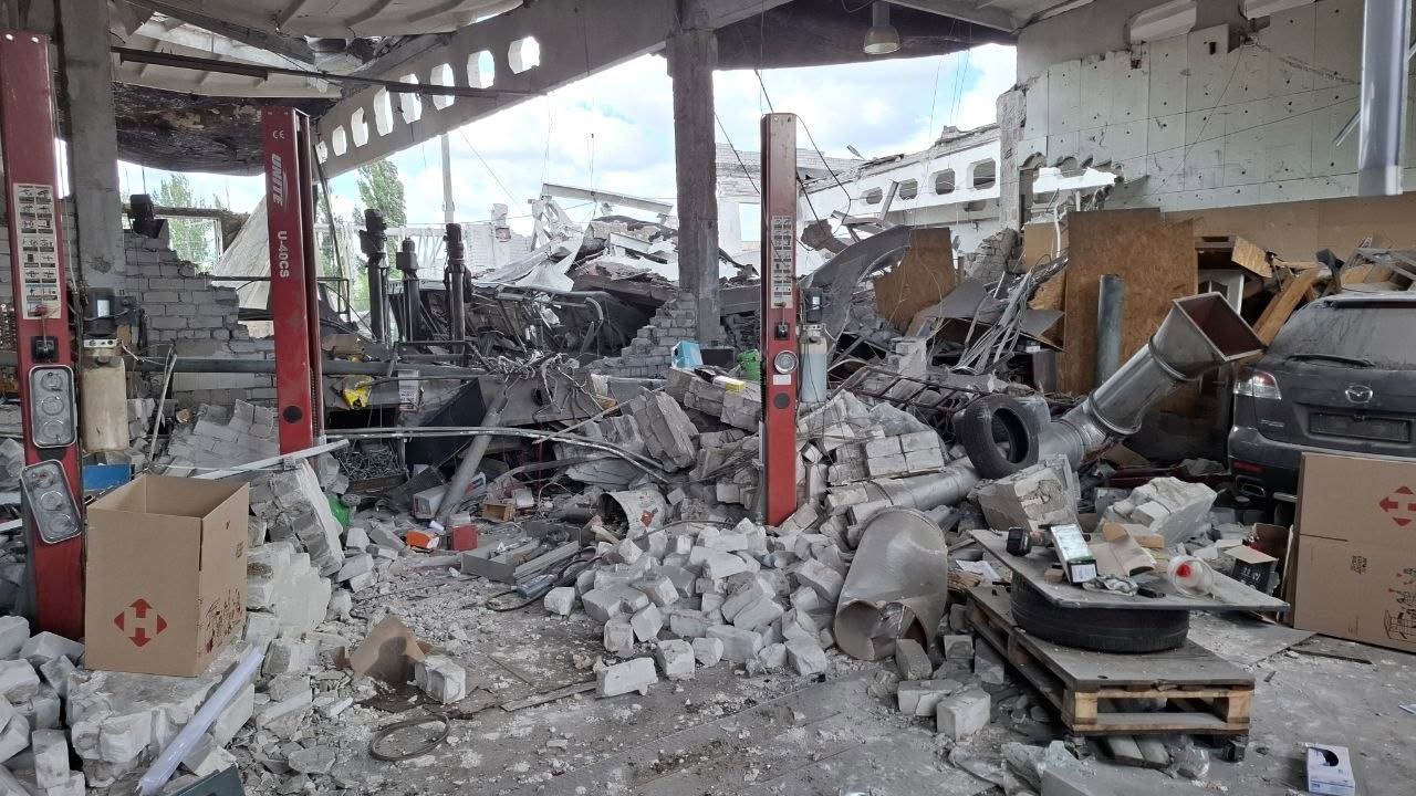 У Дніпрі майже повністю зруйновано будівлю АТП: пошкоджено 71 транспортний засіб