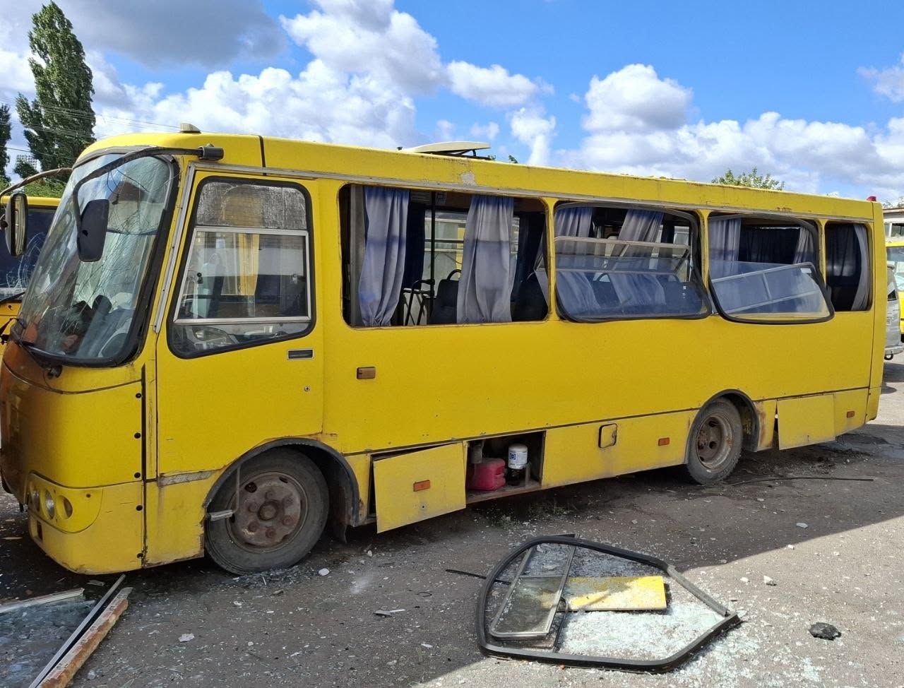 У Дніпрі майже повністю зруйновано будівлю АТП: пошкоджено 71 транспортний засіб