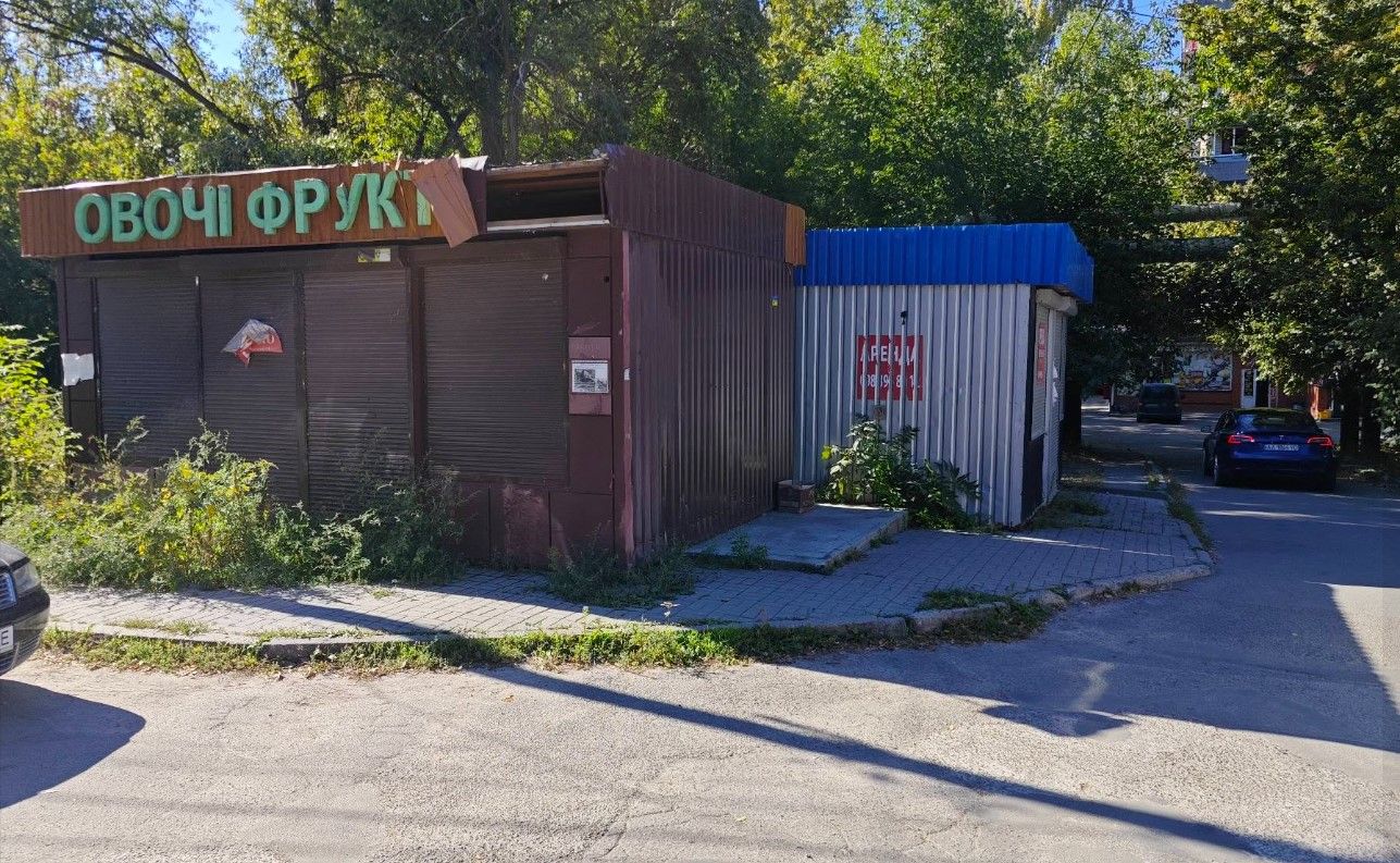 Старі кіоски біля ринку