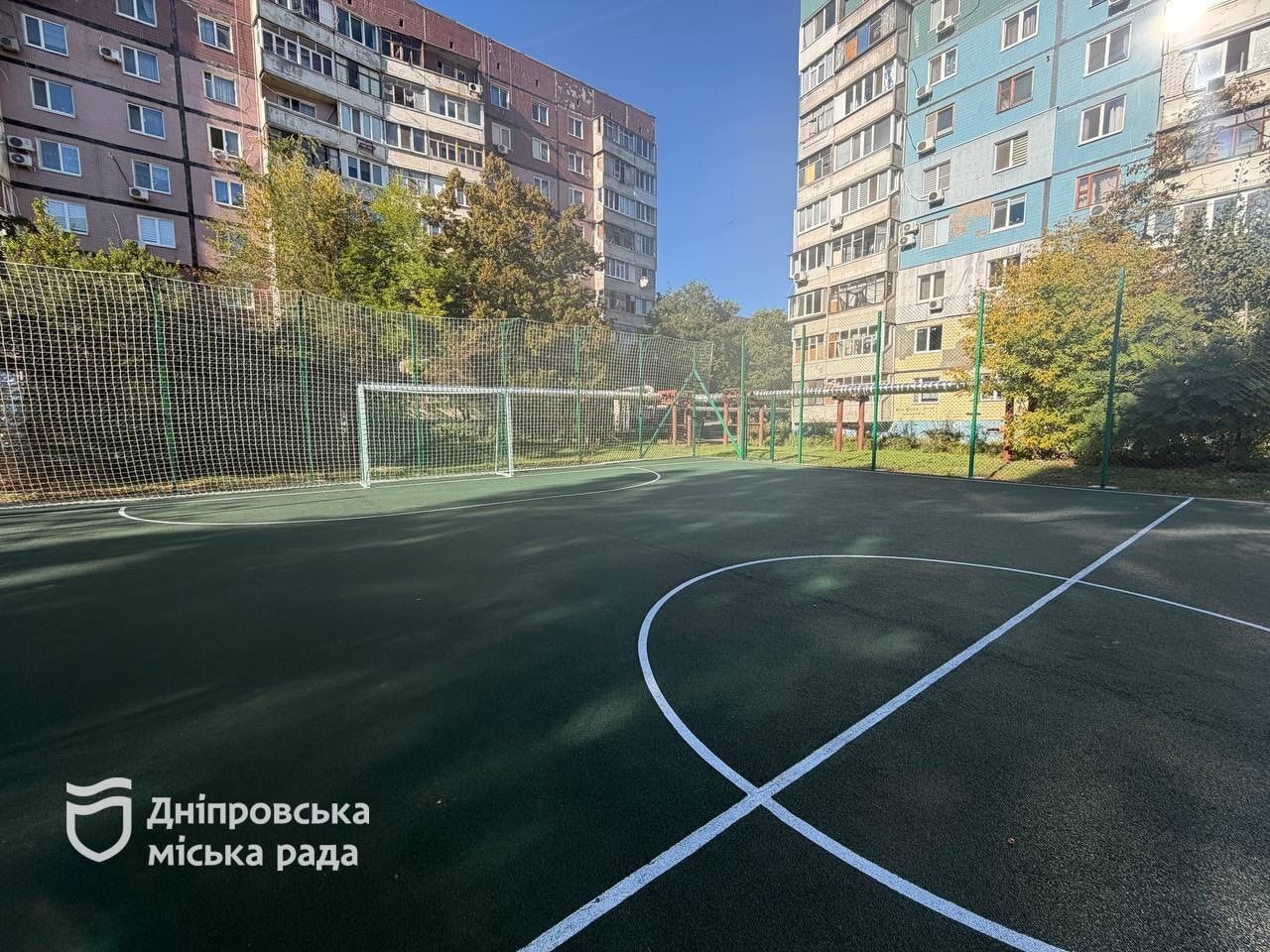 В Днепре на ж/м Победа открыли обновленное бесплатное футбольное поле