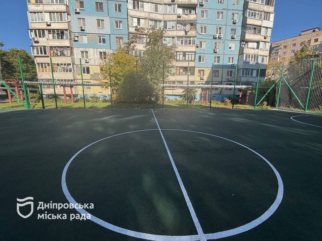 В Днепре на ж/м Победа открыли обновленное бесплатное футбольное поле