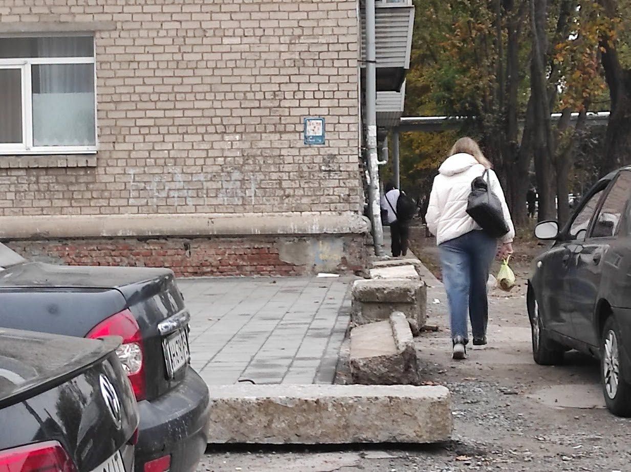 Бетонні блоки з'явилися біля багатоповерхівок