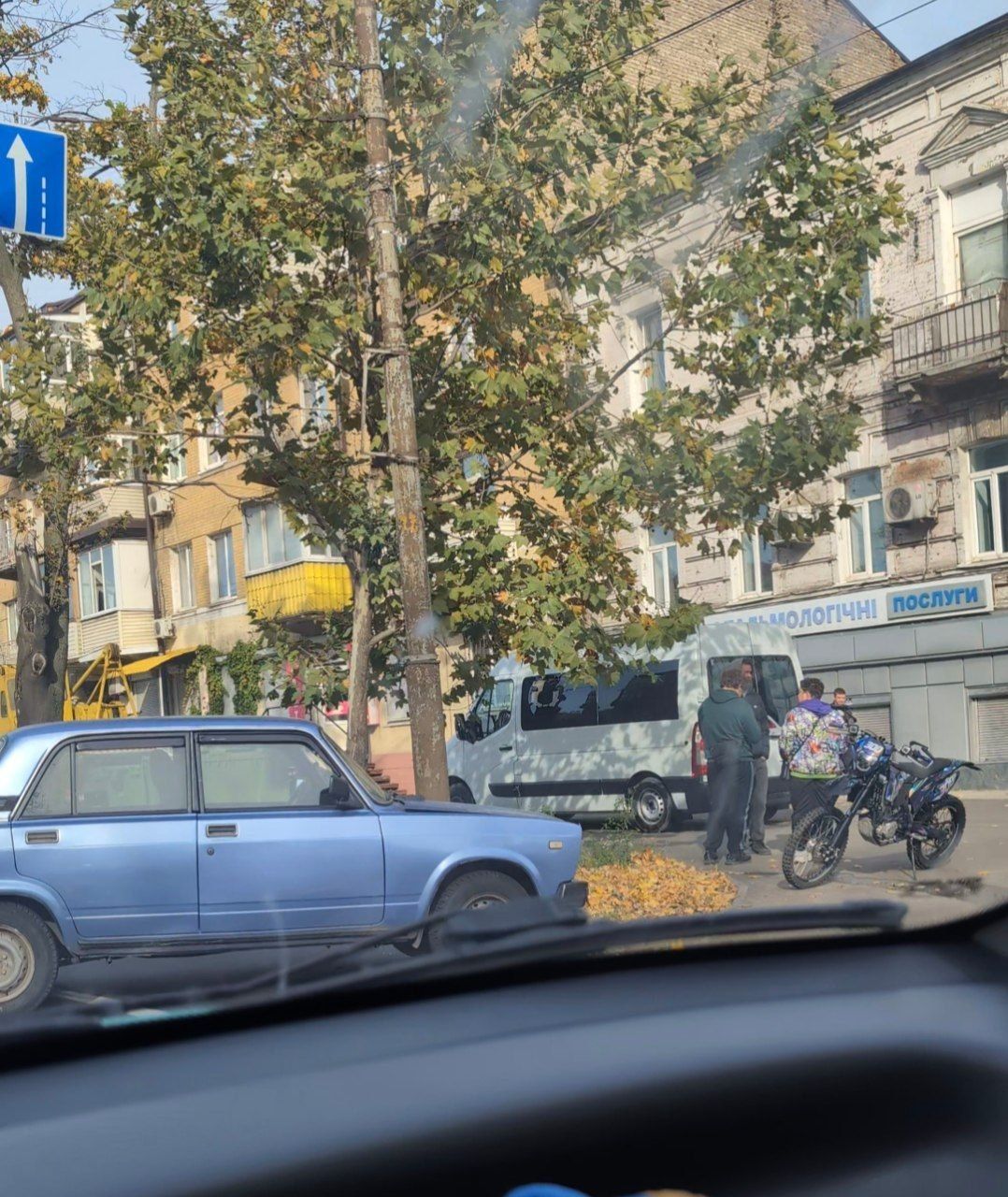 Легковик стоїть обабіч дороги