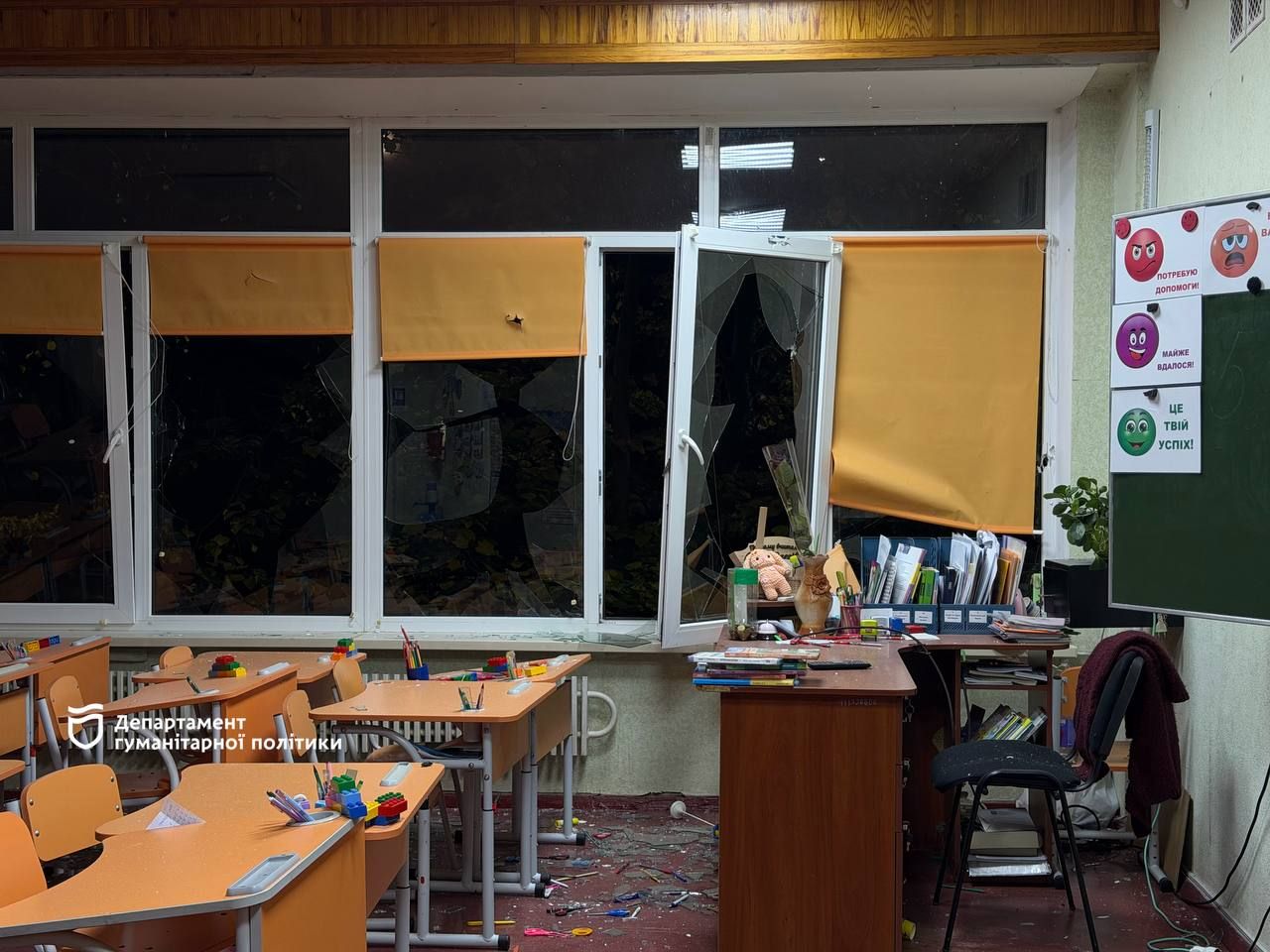У Дніпрі показали фото пошкоджених після атаки шкіл: вибито понад сотню вікон