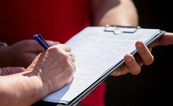 Новости Днепра про Подозрительная пенсионерка около больницы «добывает» информацию об участниках АТО