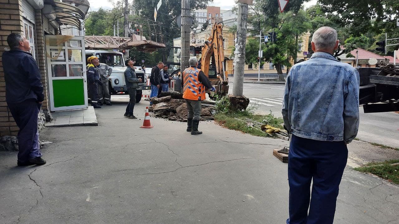 Новости Днепра про На Чернышевского студентка упала в яму с водой: что там сейчас происходит